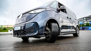 Wenden fast auf der Stelle: ZF hat einen VW ID-Buzz als Versuchsträger auf Steer-by-Wire umgerüstet. (Bild: ZF)