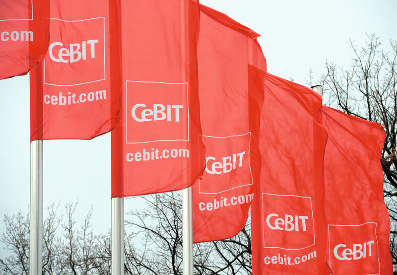 Die Flaggen der Cebit werden eingeholt... (Deutsche Messe/Cebit)