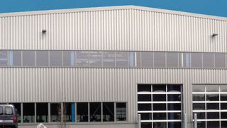 Die bauliche Verbindung von Fertigung und Kompetenzzentrum soll Mitarbeitern und Kunden zugute kommen. In der 1000 m² großen Halle findet die gesamte Rohrbearbeitung statt. (Fetra)