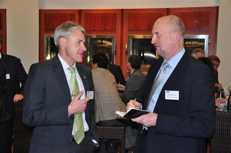 von links: Ralf Tormöhlen (Yokogawa Deutschland) im Gespräch mit Herbert Schober (R. Stahl Schaltgeräte) (Bilder: M. Henig, J. Nellen / PROCESS) (Archiv: Vogel Business Media)