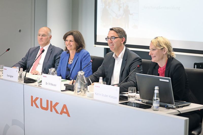 Dr. Kurt Gribl, Oberbürgermeister der Stadt Augsburg, Ilse Aigner und Till Reuter (v.l.) bei der Vorstellung des neuen Standortkonzeptes. (Kuka)