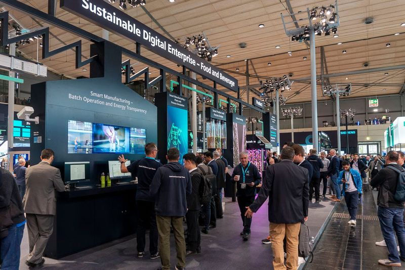 Auf der Hannover Messe präsentierte Siemens neben vielem anderen sein erstes Produkt, das generative künstliche Intelligenz für das Engineering in der Industrie nutzt. Der Siemens Industrial Copilot ist nahtlos mit dem TIA-Portal verbunden, was Automatisierungsfachleuten ermöglicht, schneller Antworten zu finden, Visualisierungen zu generieren und Code für speicherprogrammierbare Steuerungen zu entwickeln. Diese Entwicklung erfolgte in Zusammenarbeit mit Microsoft, wie bereits auf der vorherigen Messe angekündigt. Microsofts Sprachmodelle erweitern den Siemens Industrial Copilot, um beispielsweise die Erstellung und Optimierung von Software-Code für die Fabrikautomatisierung zu erleichtern. Die neue Version des Industrial Cobot sei laut Siemens nun das erste generative KI-gestützte Produkt für Engineering im großen Maßstab. (Bild: Vogel Communications Group)
