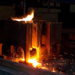 Für die Schuler-Gruppe werden aus einer 30 t schweren Stahltafel 400 x 710 x 840 mm große Werkstücke gefertigt und dafür große Segmente mit engen Radien abgetragen.