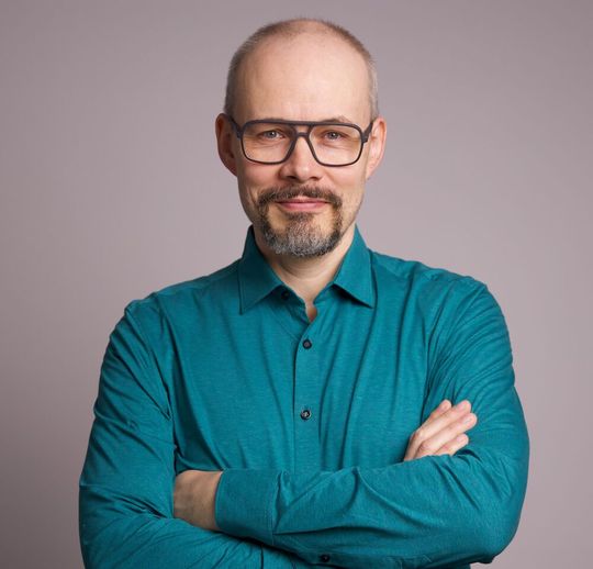 Seit über 30 Jahren ist Helge Sidow als professioneller Sprecher tätig. Laut ihm, hat eine überzeugende Kommunikation nichts mit Glück zu tun, sondern beruht auf dem richtigen Mindset.(Bild:  Helge Sidow)