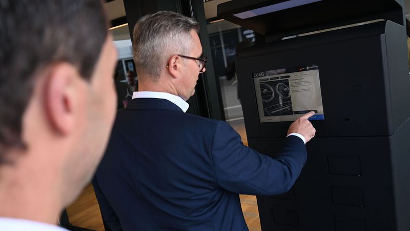 Lueg-Vorstandsmitglied Benjamin Kaiser testet den Service.  (Bild: Oliver T. Mueller)