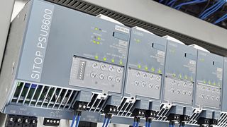 Das Sitop-Portfolio von Siemens ermöglicht maßgeschneiderte 24-Volt-Stromversorgungskonzepte mit skalierbarer Verfügbarkeit bis zum Rundumschutz. Zur Einbindung in die digitale Fabrik eignet sich das modulare Stromversorgungssystem Sitop PSU8600 mit integrierter Ethernet-Schnittstelle und Profinet sowie OPC UA.
 (Tilman Weishart 2014)