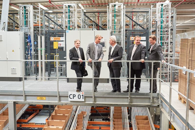 Prof. Dr. Andreas Pinkwart war beim Rundgang durch das neue Logistikzentrum beeindruckt vom hohen Automatisierungsgrad des Lagers. (IFM)