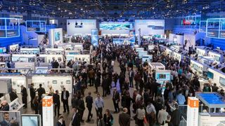 So soll`s bald wieder in den Hallen der SPS aussehen! Denn für Mitte November 2022 ist die Automatisierungsmesse von der Mesago wieder als Live-Event geplant. Über 700 Aussteller sind bereits jetzt gelistet, heißt es. (Bild: Mesago)