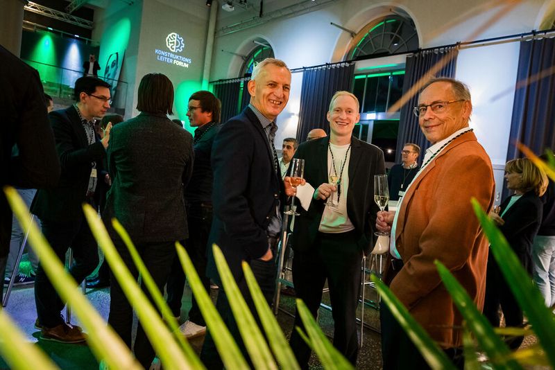 Bei der Abendveranstaltung am Vorabend der Veranstaltung im Maschinenhaus des Bürgerbräus Würzburg kamen bereits zahlreiche Teilnehmer bei gutem Essen und Trinken zusammen. Bereits hier gab es regen Austausch.  (Bild: Stefan Bausewein)