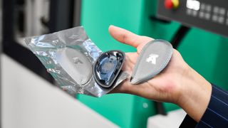 Wysokiej jakości powierzchnia osłony kluczyka radiowego, wykonanej z recyklingowanego tworzywa PC/ABS, powstaje dzięki technologii folii IMD oraz zastosowaniu matrycy strukturalnej. Wytłoczony w kształcie prostokąta element wtryskowy wraz z folią jest następnie frezowany na odpowiedni kształt końcowy na kolejnej stacji. (Bild: Arburg)
