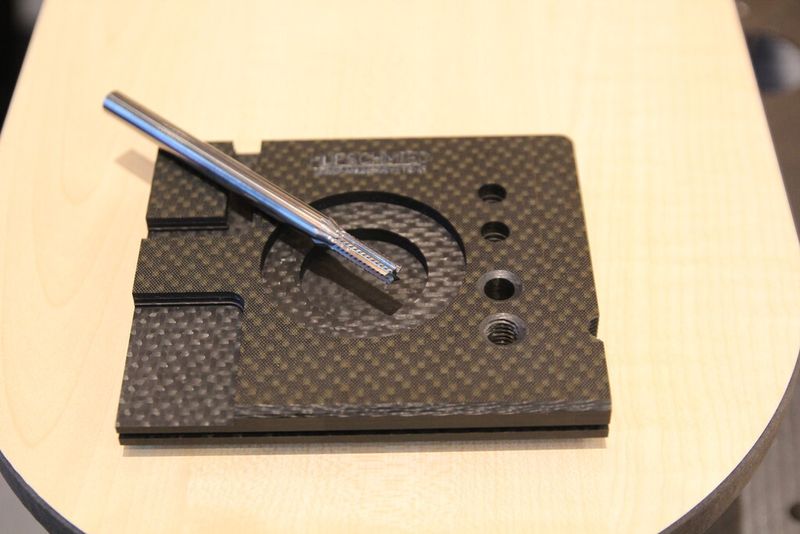 Das Ergebnis des automatisierten Schäftens wurde am Stand des Werkzeugherstellers Hufschmied im Ausstellungsbereich der Fachtagung präsentiert. (Bild: Mack)