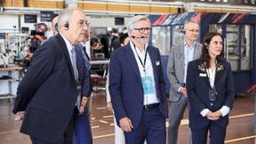 Bundespräsident Guy Parmelin beim Besuch der Agathon AG in Bellach zusammen mit Vertretern des Unternehmens und Gästen des «Tags des Familienunternehmens». (Bild: Agathon AG)