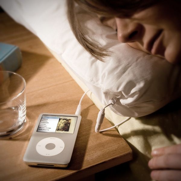 Und nochmal etwas für gestresset Mütter: Das Musik-Kissen von radbag.de (27,95 Euro) hat einen Lautsprecher eingebaut und einen Kopfhöreranschluss, welcher die Musik aus dem Radio oder MP3-Player durch das Kissen leitet.  (www.radbag.de)