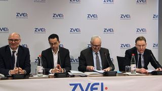 Kommunikations-und Marketingleiter Thorsten Meier, Geschäftsführer Wolfgang Weber, Präsident Michael Ziesemer und Chefvolkswirt Dr. Andreas Gontermann (v. l.) sprachen auf der Jahresauftakt-Pressekonferenz des ZVEI in Frankfurt. (Reinhold Schäfer)