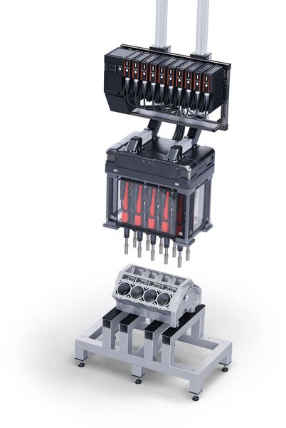 Die Multi-Schraubsysteme von Desoutter unterstützen schlanke Montagelinien. Gegenüber anderen Systemen, erst recht mit Einzelwerkzeugen, sind für den Betrieb viel weniger Komponenten und Kabel erforderlich. In der Abbildung ein Beispiel mit einem Motorblock.  (Bild: Desoutter)