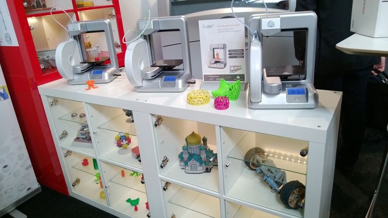 Der Händler konstruktionswerk stellt den 3D-Drucker Cube von 3D Systems für den Consumerbereich vor. (Bild: D.Quitter, konstruktionspraxis)