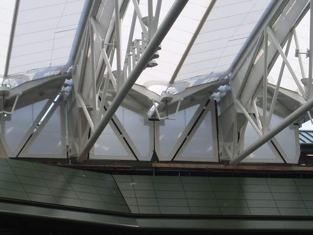 Wie bei einer Ziehharmonika lassen sich die 5 200 Quadratmeter Stoff des zweiteiligen Dachs platzsparend zusammenfalten. (Archiv: Vogel Business Media)