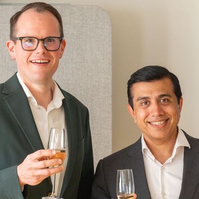 Mobile.de und der Verband der Mercedes-Benz-Vertreter haben eine Partnerschaft vereinbart. Im Bild: Florian Harms (l.), Geschäftsführer von MB Businesspartner, und Ajay Bhatia, CEO von Mobile.de. (Bild: Mobile.de)