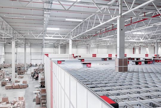 Mithilfe des Autostore-Systems mit aktuell 95 Robotern bearbeitet Bergfreunde an Tagen mit Auftragsspitzen mehr als 15.000 Bestellungen. Mithilfe des Autostore-Systems mit aktuell 95 Robotern bearbeitet Bergfreunde an Tagen mit Auftragsspitzen mehr als 15.000 Bestellungen.