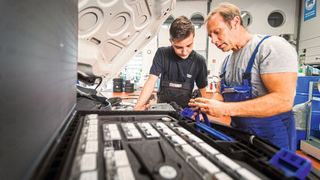 Der Kfz-Mechatroniker gilt als einer der beliebtesten und modernsten Ausbildungsberufe – und soll es auch bleiben. (Bild: ProMotor)