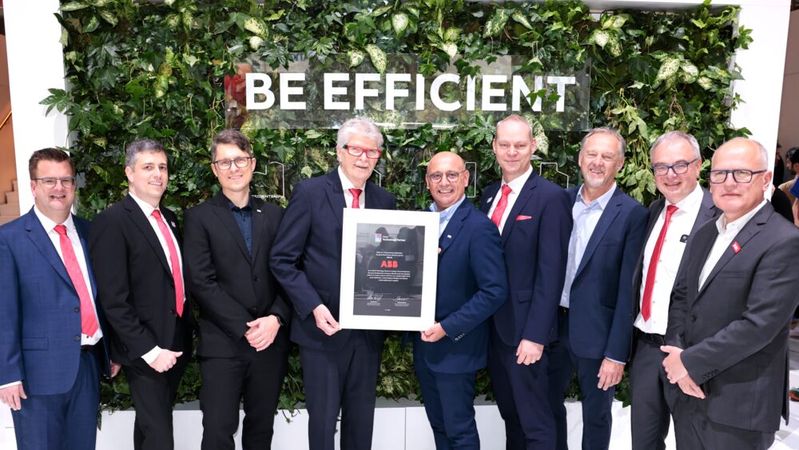 Allianz für wettbewerbsfähige elektrische Infrastruktur (mittig v. l.).: Professor Friedhelm Loh, Inhaber und Vorstandsvorsitzender der Friedhelm Loh Group, zu der Rittal gehört, und Giampiero Frisio, President ABB Electrification  (Bild:  Rittal GmbH & Co. KG)