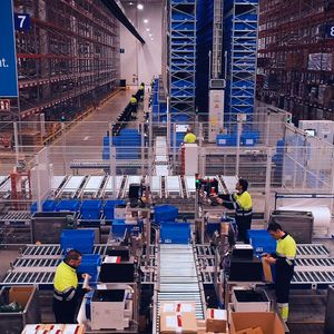 Im Rahmen der globalen Initiative „Spare Parts Business Excellence“ von thyssenkrupp Elevator ist das Lager in Madrid das erste zentral verwaltete, smarte Depot seiner Art weltweit.(Bild:  Thyssenkrupp Elevator)