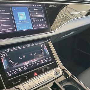 Fast alle Funktionen werden über Bildschirme bedient: Oben lässt sich der Startbildschirm wie beim Mobiltelefon durch seitliches Wischen erweitern.(Bild:  Sven Prawitz/VCG)