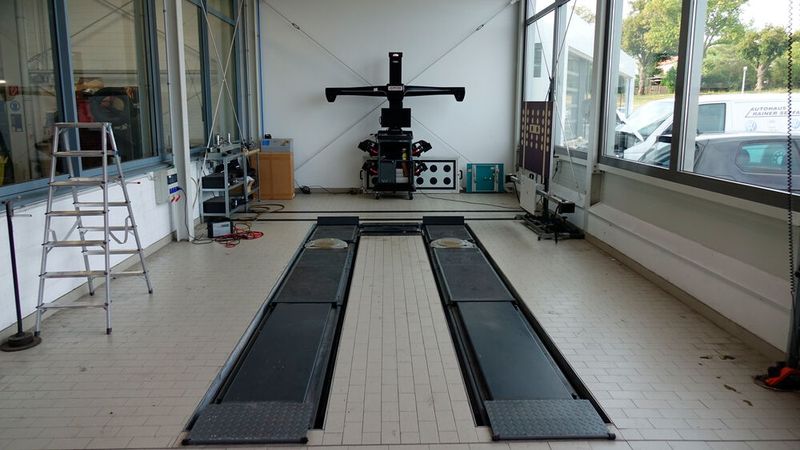 In der jüngst angebauten Nfz-Werkstatt können die Fahrzeuge vermessen und deren Assistenzsysteme kalibriert werden.  (Bild: Schreiner/»kfz-betrieb«)