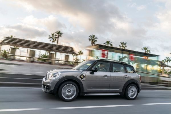 Der MINI Cooper S E Countryman ALL4 ist der erste Mini, bei dem ein Plug-in-Hybrid-Antrieb die Möglichkeit zu rein elektrischer und damit lokal emissionsfreier Mobilität eröffnet. (Mini)