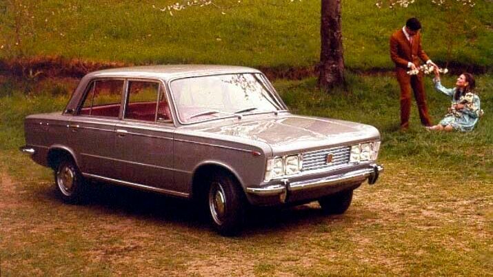 Das kantige Designkonzept entsprach dem Fiat 124, aber im Format und in der Fahrdynamik konterte der 1967 aufgelegte Fiat 125 die legendären BMW 02-Typen. Er wurde von Fiat nur von 1967 bis 1972 sowie in Südamerika bis 1982 produziert. Die Karosserie wurde vom Fiat 124 abgeleitet, war jedoch in den Außenabmessungen größer und luxuriöser ausgestattet. Die neue Modellreihe entsprach mit ihren geradlinigen Formen eher dem Zeitgeschmack der ausgehenden 60er-Jahre als ihre Vorgänger. (Bild: Fiat)