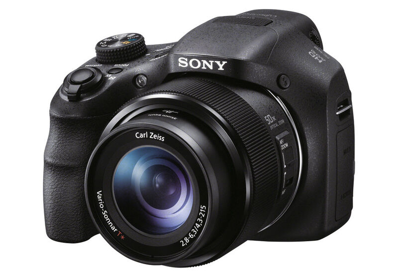 Die Bridge-Kamera DSC-HX300 ist kompakt und griffig. (Bild: Sony)