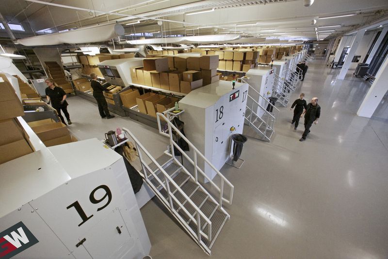 Zu Spitzenzeiten werden 130.000 Artikel pro Tag an den ergonomischen Kommissionierstationen kommissioniert. (Bild: TGW)