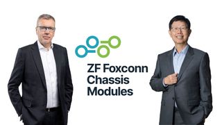 Freuen sich über die Gründung ihres Joint-Ventures: Dr. Holger Klein, Vorstandsvorsitzender der ZF Friedrichshafen AG (links), und Young Liu, CEO und Chairman von Foxconn. (Bild: ZF Group)