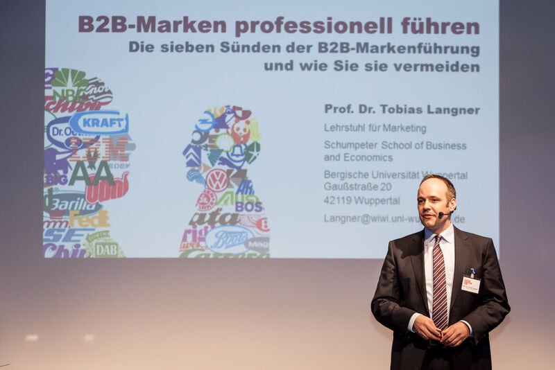 In seiner Keynote beschriebt Prof. Tobias Langner die sieben Sünden der B2B-Markenführung und erklärte, wie diese vermieden werden können. (marconomy © Stefan Bausewein)