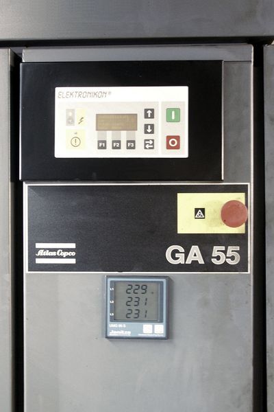 Bild 3: Kompressor-Steuerung mit dreiphasigem Kilowatt-Anzeigegerät im Kompressor-Schaltschrank (unten).  (Bild: Barlmeyer)