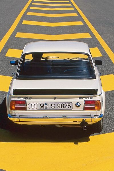 Als Gegenstück zum Frontspoiler fungiert die Kunststoffabreißkante hinten auf dem Kofferraumdeckel aus Kunststoffschaum. Sie gab es auch in Wagenfarbe mit „Turbo“-Aufkleber. (Bild: BMW)