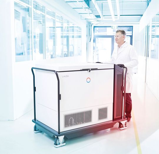 Die erste mobile, batteriebetriebene Ultratiefkühltruhe ermöglicht Logistik für wertvolle Pharmaka, organische Proben oder unwiederbringliche Substanzen bei bis zu -86 °C.(Bild:  Chris Rausch, Lauda)