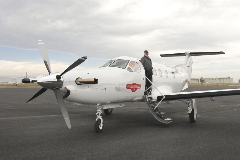 Rogel Engel beim Verlassen des Flugzeugs. (Bilder: Pilatus Aircraft)
