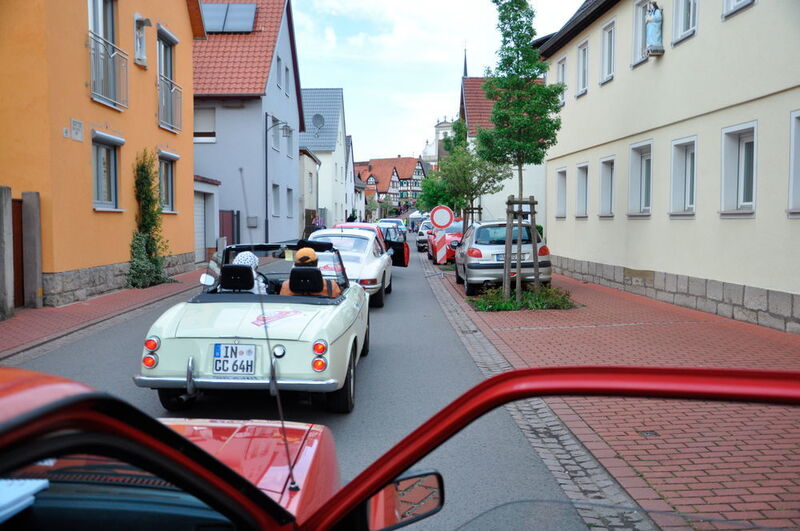Der Rallyekurs führte immer wieder mitten in die fränkischen Dörfer. Hier stellen sich die Teilnehmer zu einer Wertungsprüfung an. (Foto: Grimm/Dominsky)