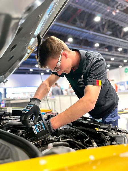 Der Nutzfahrzeug-Mechatroniker kam auch mit den Pkw-Aufgaben hervorragend klar. (Bild: Stotz)