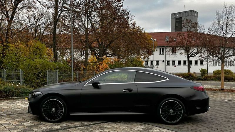 Die heutigen Coupés sind viel sportlicher gestaltet. In Sachen Einstiegs- und Sitzhöhe dürfte das die ältere und solvente Zielgruppe zwar eher abschrecken – aber sicher peilt die Marke mit dem CLE eher ein jugendlich-dynamisches Publikum an. (Bild: Simon – VCG)