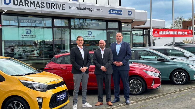 Über den Neuzugang in der Darmas-Gruppe freuen sich (v. l.) Fritz Tiemeyer, Geschäftsführer Christian Simon und Darmas-Drive-Verkaufsleiter Nils Brauer.  (Bild: Darmas)