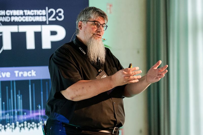 Den zweiten Tag eröffnete Florian Ölmaier mit den lustigsten Ransomware Geschichten, die den Hashtag #facepalmmoments mehr als verdienten. (Bild: Vogel IT-Akademie)