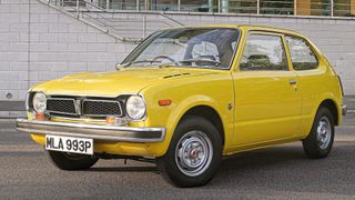 1972 stellte Honda den Civic vor. Bereits nach vier Jahren waren eine Million Fahrzeuge produziert. Den Kleinwagen gab es als Schräghecklimousine mit zwei, drei und vier Türen sowie ab 1974 auch als Kombi. (Bild: Honda)