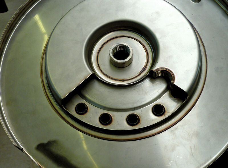 Zukunftsweisende Energietechnik mit der Thermobatterie. Für die Speicherbehälter hat Weil Engineering eine komplexe Fertigungslinie entwickelt und an den Anwender H. M. Heizkörper GmbH & Co. KG geliefert. (Bild: Kuhn)