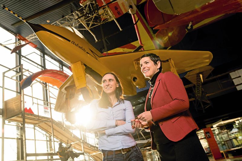 Frauen in technischen Berufen sind nach wie vor stark in der Unterzahl. Petra Bründler (links) und Lynn Braunschweig haben durchwegs gute Erfahrungen gemacht in der Industrie. (Philipp Schmidli / Maxon)