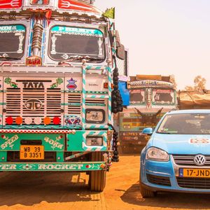 Individuelle und Massenmobilität: Der „Blue Bandit“ von Wiebe Wakker und ein öffentlicher Bus in Indien.(Bild:  Wakker)