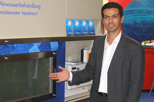 Den Geldbeutel der Betriebe hat auch Aquadetox-Repräsentant Youssef Oukriss im Blick. Seine Aufbereitungssysteme sollen 80 bis 95 Prozent der Wasserkosten sparen. (Archiv: Vogel Business Media)