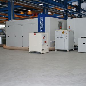 Bild 2: Der Faserlaser (rechts) bietet im Vergleich zum CO2-Laser eine höhere Energieeffizienz und ermöglicht höhere Schnittgeschwindigkeiten. Bild: Stiefelmayer