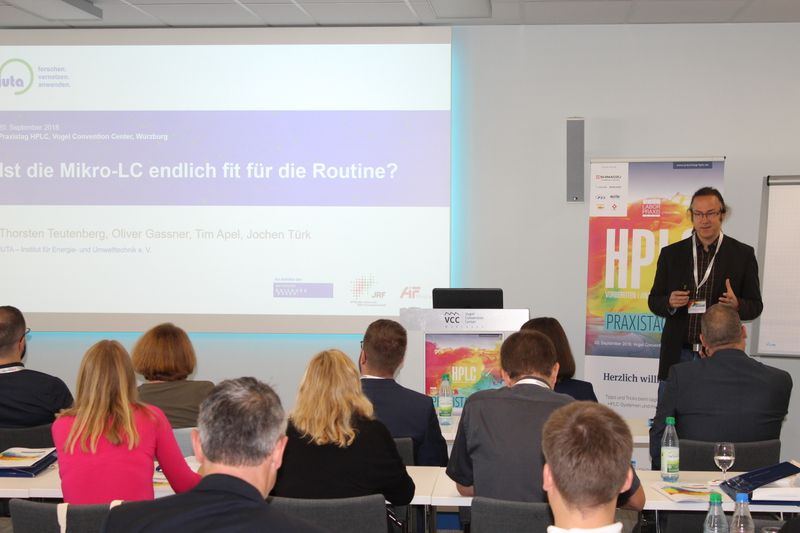 In seiner Keynote über die Vorteile der Mikro-LC stimmt Referent Dr. Thorsten Teutenberg vom Institut für Energie- und Umwelttechnik rhetorisch gewandt auf das HPLC-Thema ein. (Bild: LABORPRAXIS)